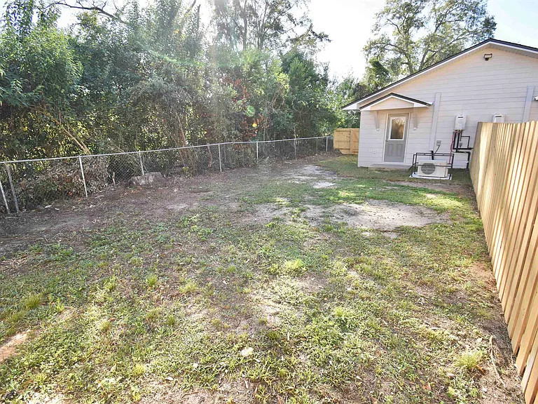 626 W Georgia St #B — Photo 13