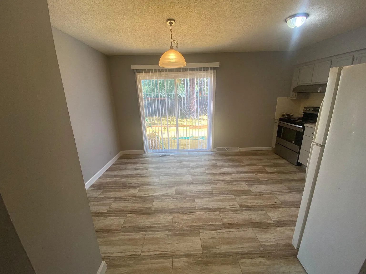 3 bed, 1.5 bath, 892 sqft, $1,250 — Photo 2