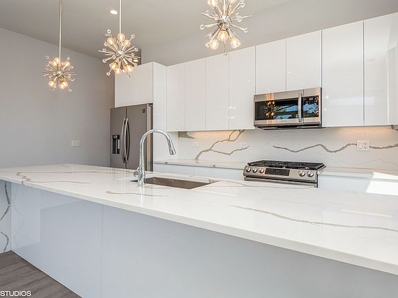 2nd image of 2400 W Wabansia Ave #515