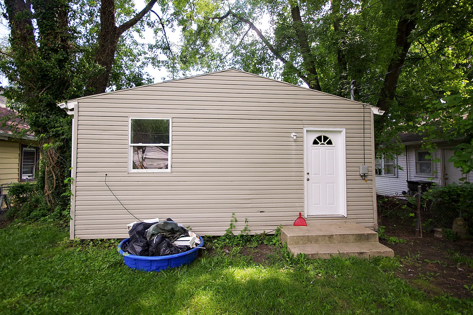 1614 Hoefgen St photo 1