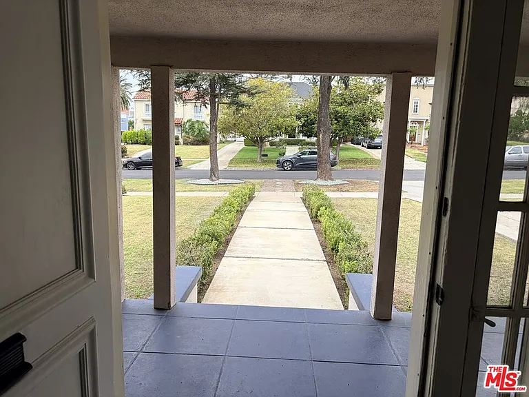 2142 S Victoria Ave — Photo 42