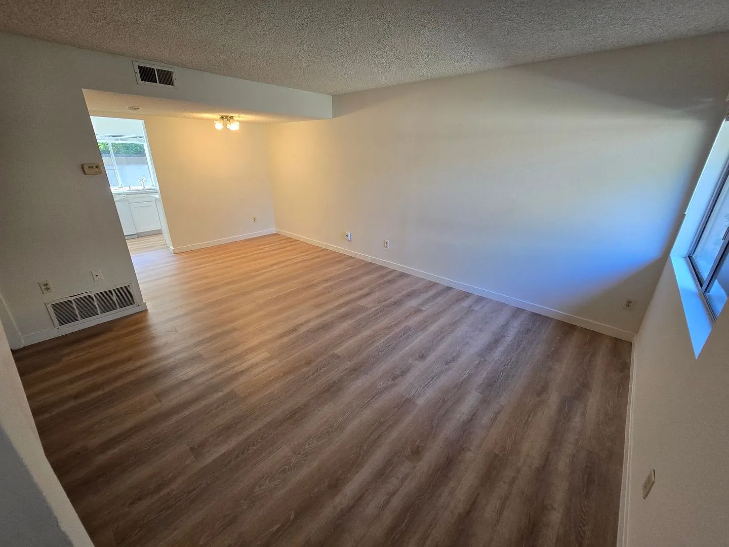 Spacious townhome in a well-maintained El Cajon complex — Photo 2