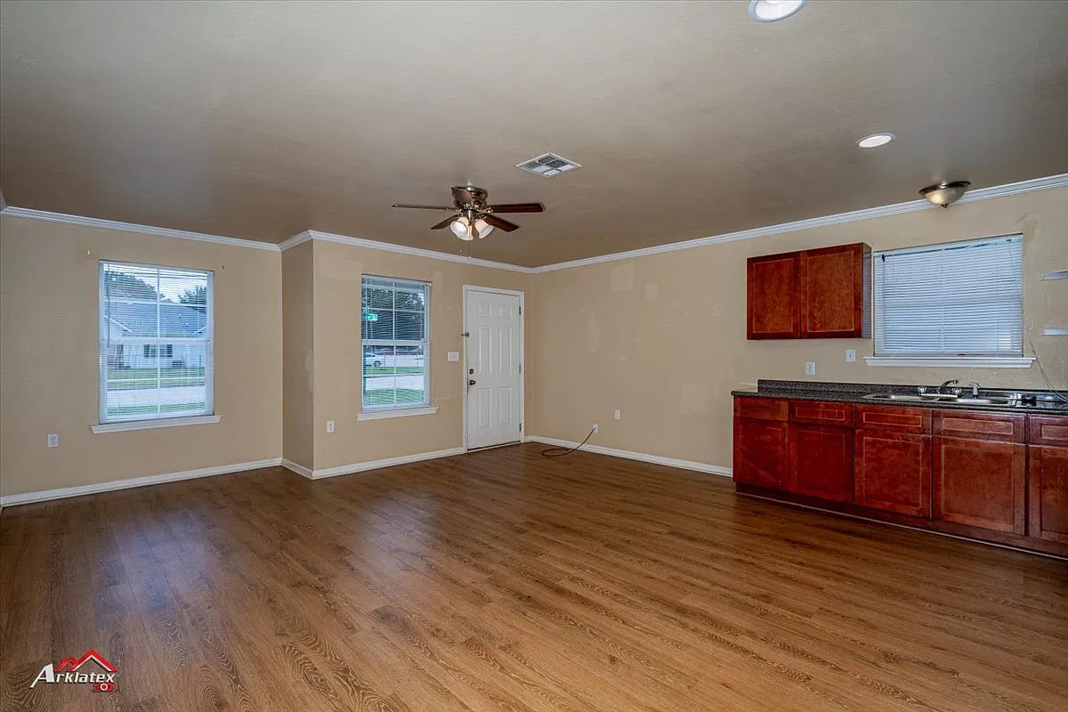 1231 Crofton St — Photo 1