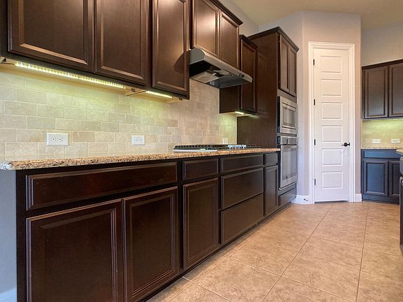 so much counter space to go with your under counter lighting