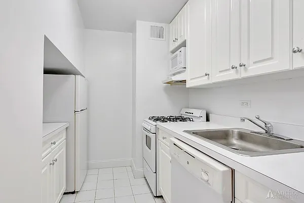Rented by Anchor Associates | media 6