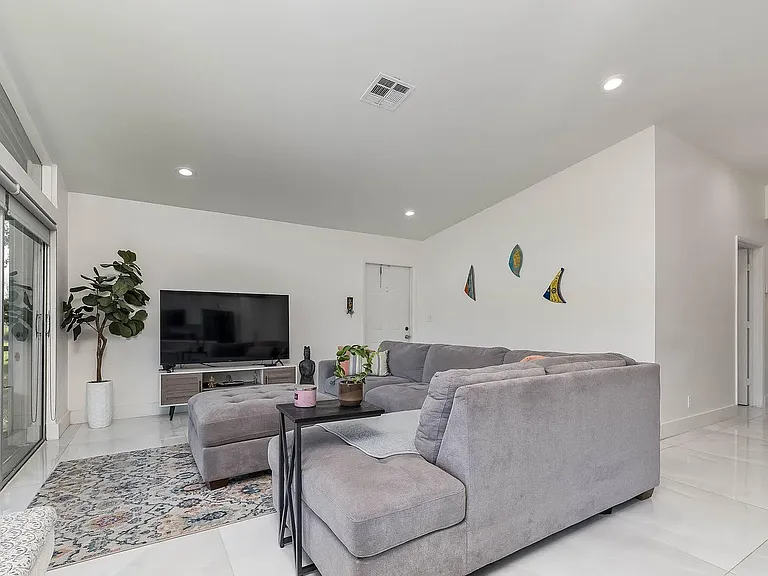518 Woodgate Cir #E — Photo 5