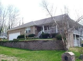 438 E Manchester Dr, Springfield, MO 65810