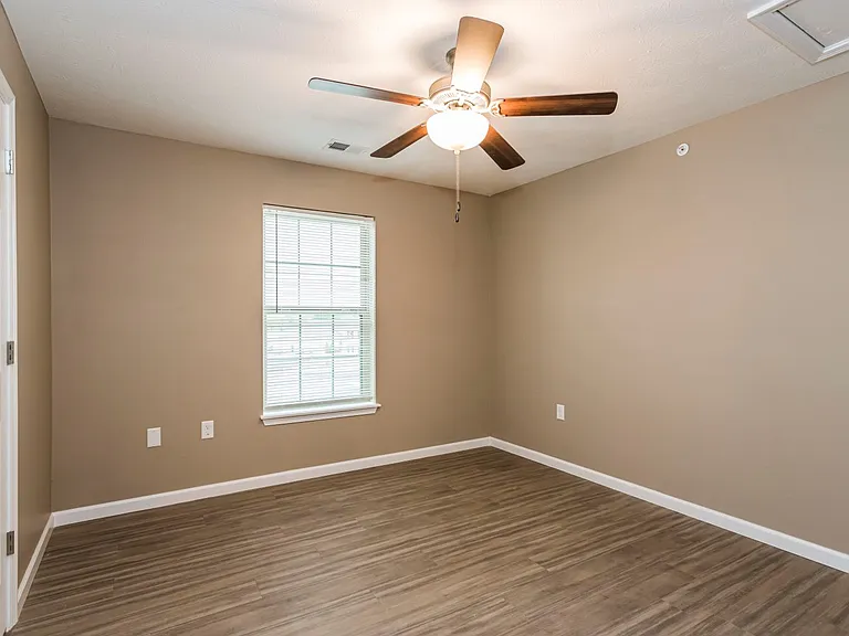 Greenbrier Apartments — Photo 39