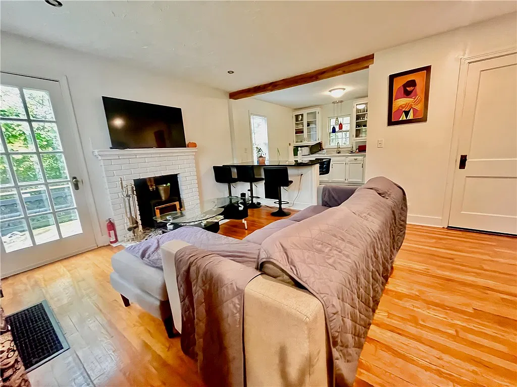 3 bed, 1.0 bath, 744 sqft, $1,950 — Photo 4