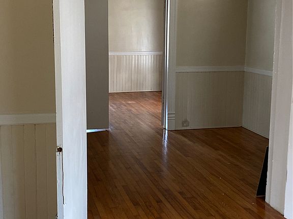 3rd image of 304 Laurel Ave W