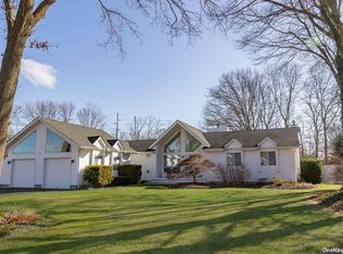 2 Bishop Ln, Holbrook, NY 11741