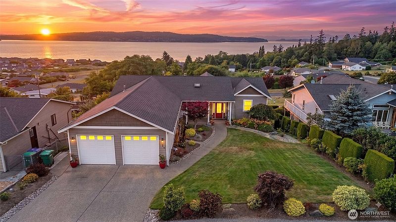 3rd image of 784 Gladstone Drive