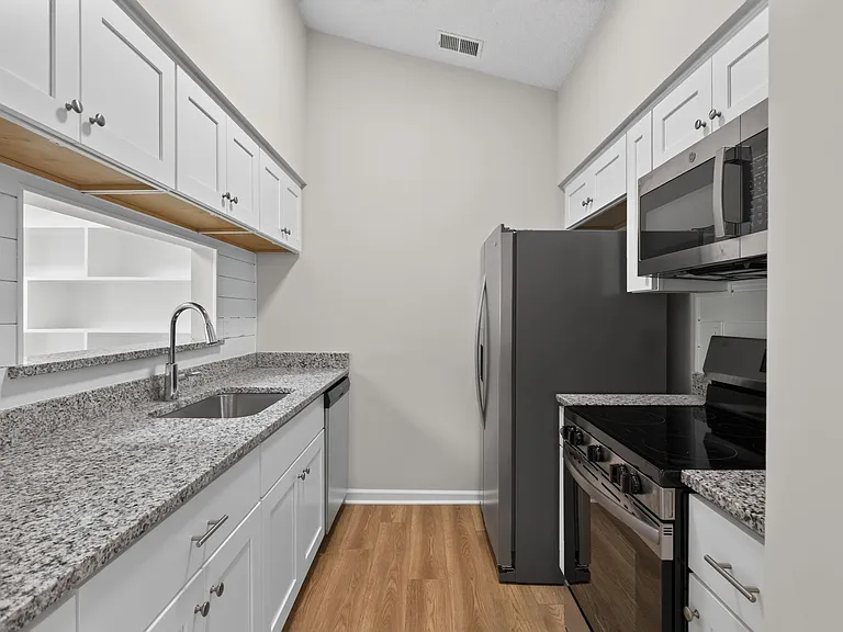 506 Biltmore Dr — Photo 2