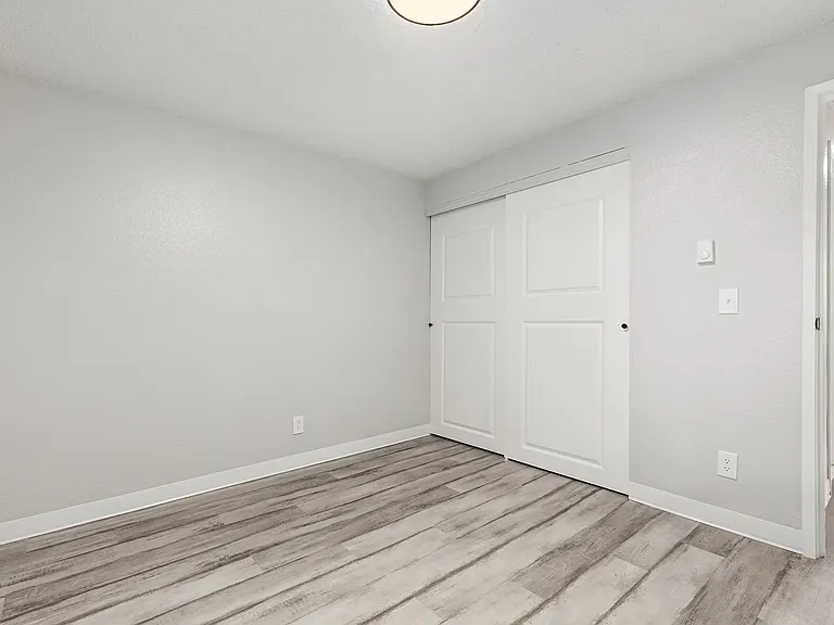 2550 N Vassault St — Photo 45