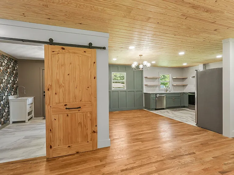 614 Holland Ct SW — Photo 5