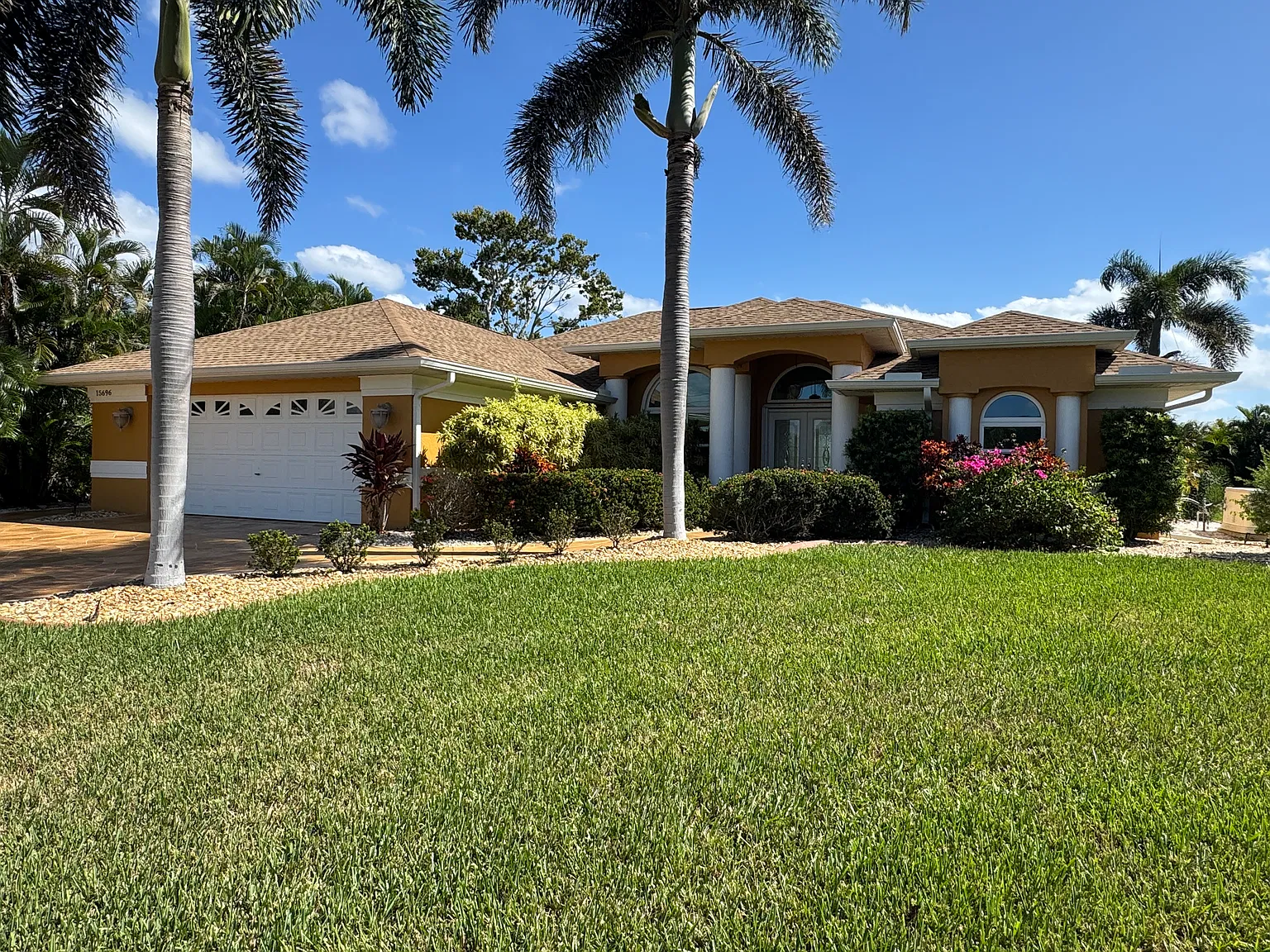 3 bed, 2.5 bath, 2436 sqft, $3,000 — Photo 1