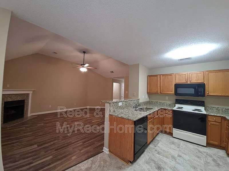 3 bed, 2.0 bath, 1388 sqft, $1,725 — Photo 3