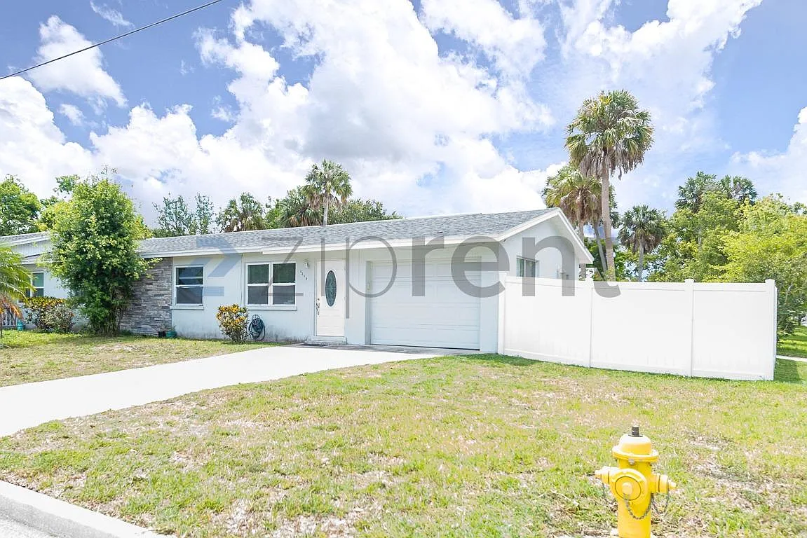Front View - 1213 15th St W
