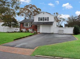 272 Timberpoint Rd, East Islip, NY 11730