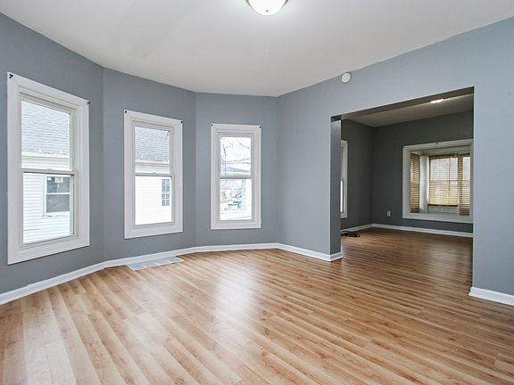 4th image of 302 Harwood St