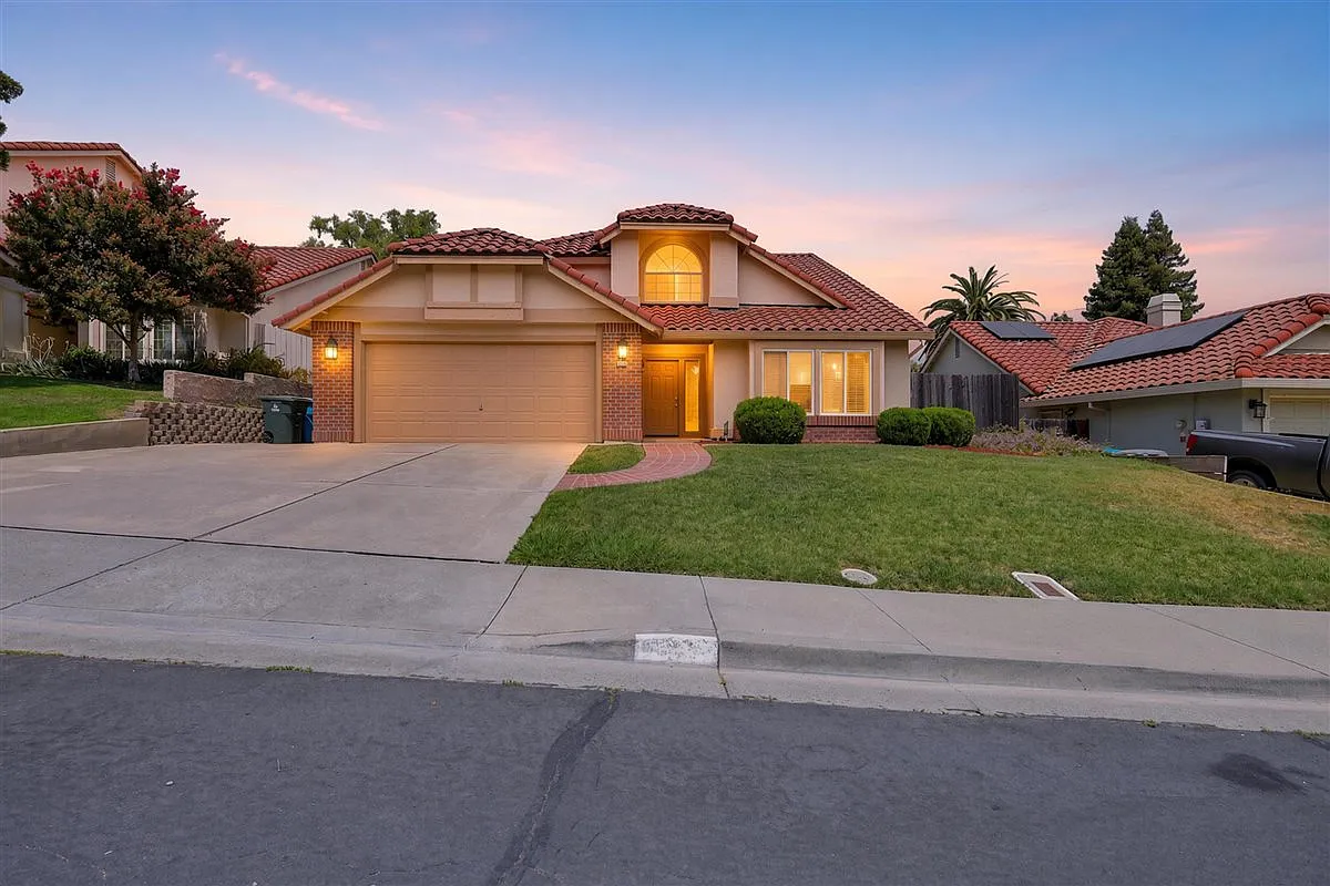 4 bed, 1898 sqft, $3,250 — Photo 1