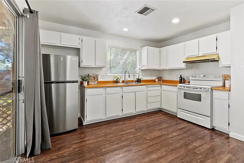 5525 Capistrano Ave — Photo 4