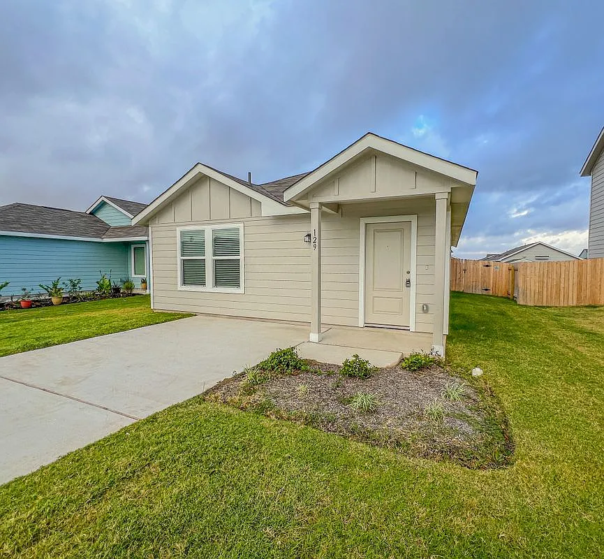 3 bed, 2.0 bath, 1200 sqft, $1,400 — Photo 1