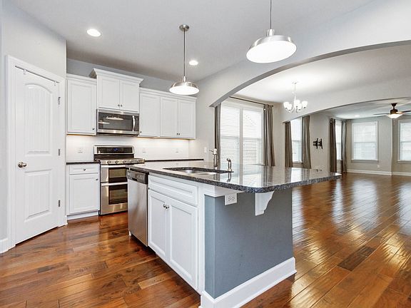 3rd image of 5450 Pisano St