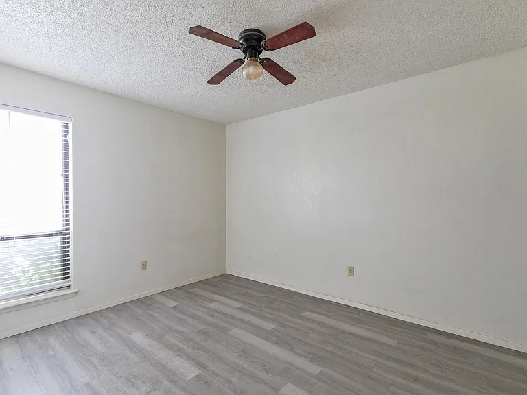 4925 Greenslope Dr — Photo 23