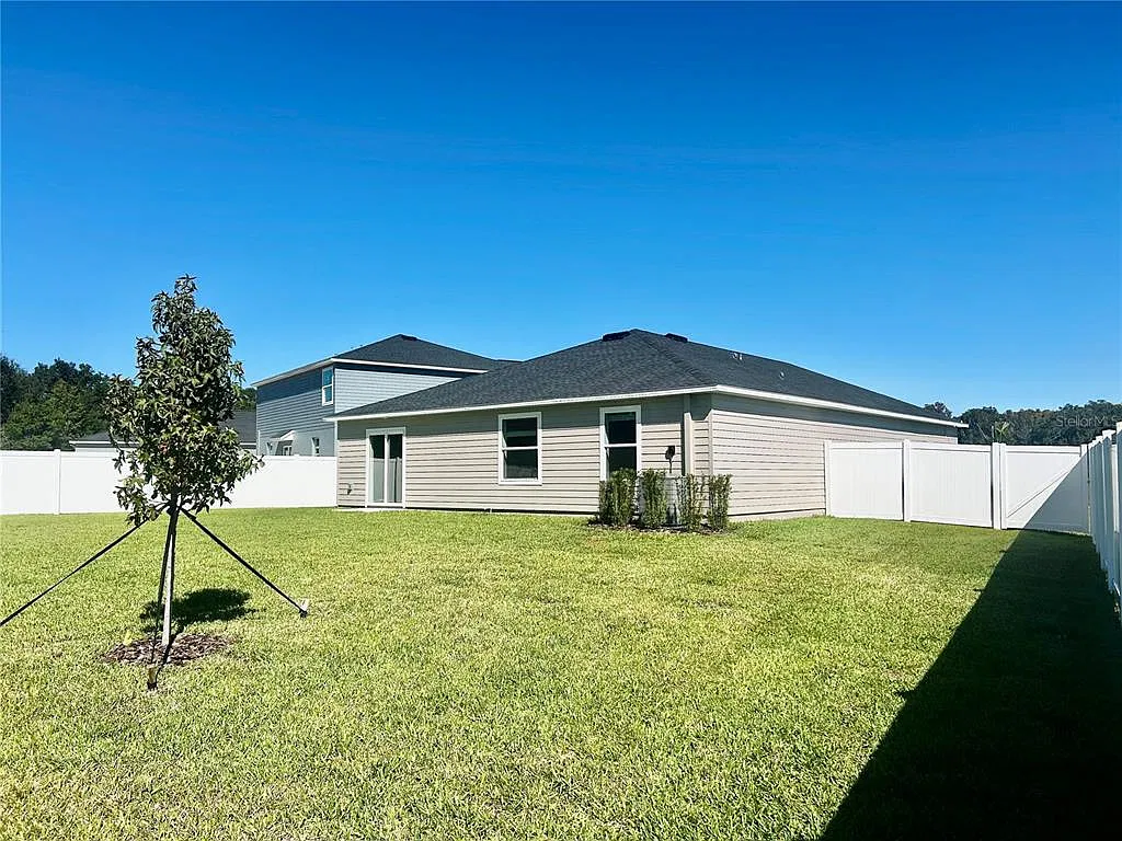 4 bed, 2.0 bath, 1824 sqft, $2,450 — Photo 4