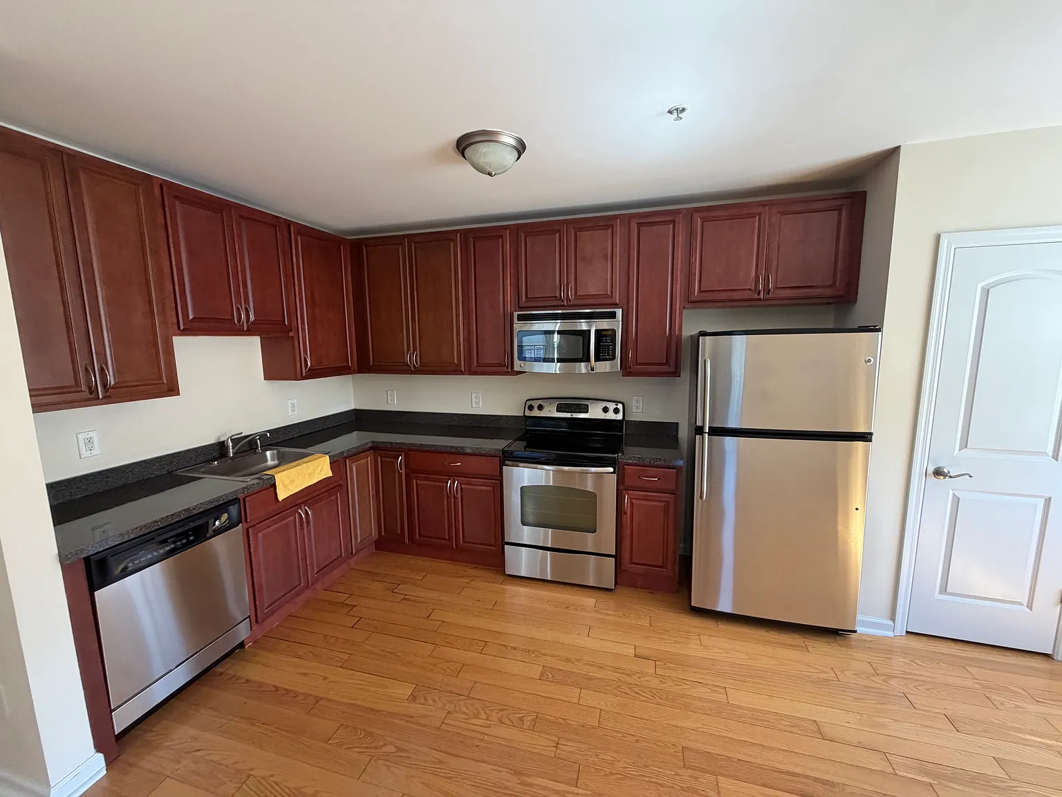 2 bed, 760 sqft, $2,600 — Photo 1