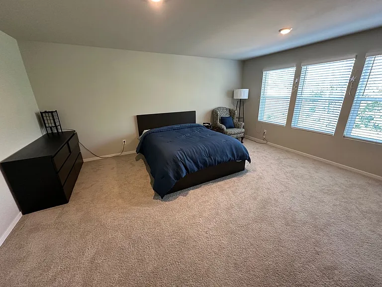 2406 Hyde Ct NE — Photo 8