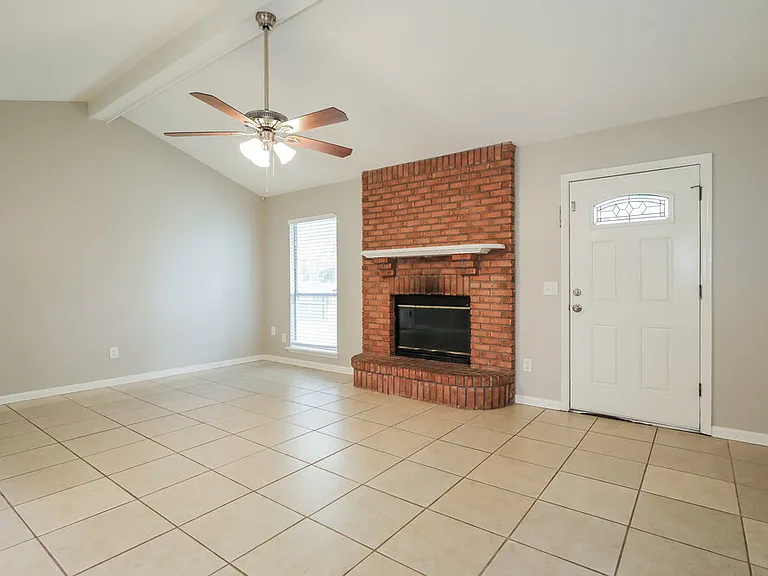 1804 Sherwood Dr — Photo 5