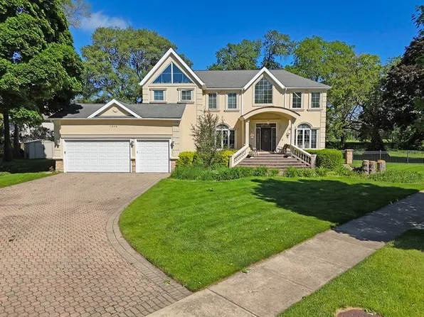 7504 Queens Ct, Downers Grove, IL 60516