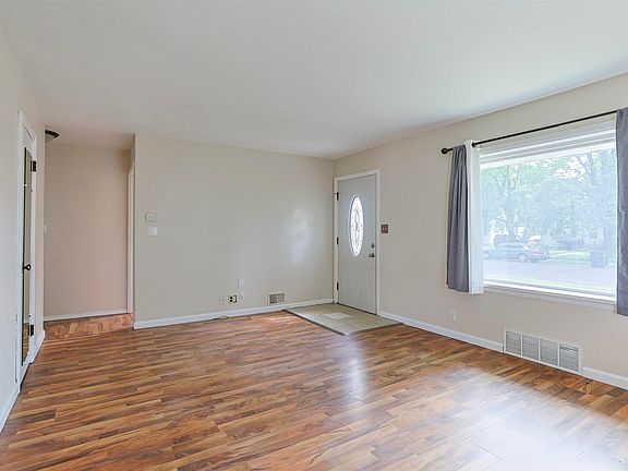 4th image of 1421 N Illinois St