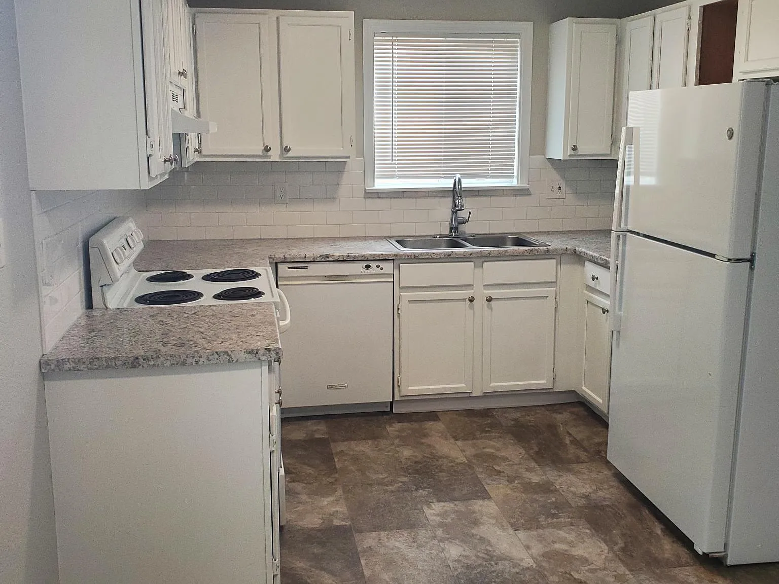 2 bed, 1.5 bath, 1022 sqft, $1,395 — Photo 2