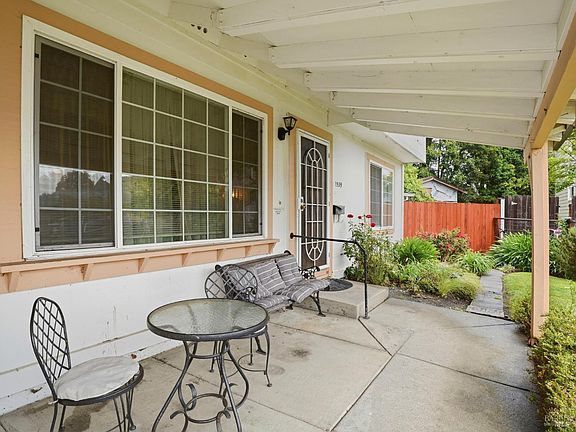 3rd image of 1539 Wellesley Court