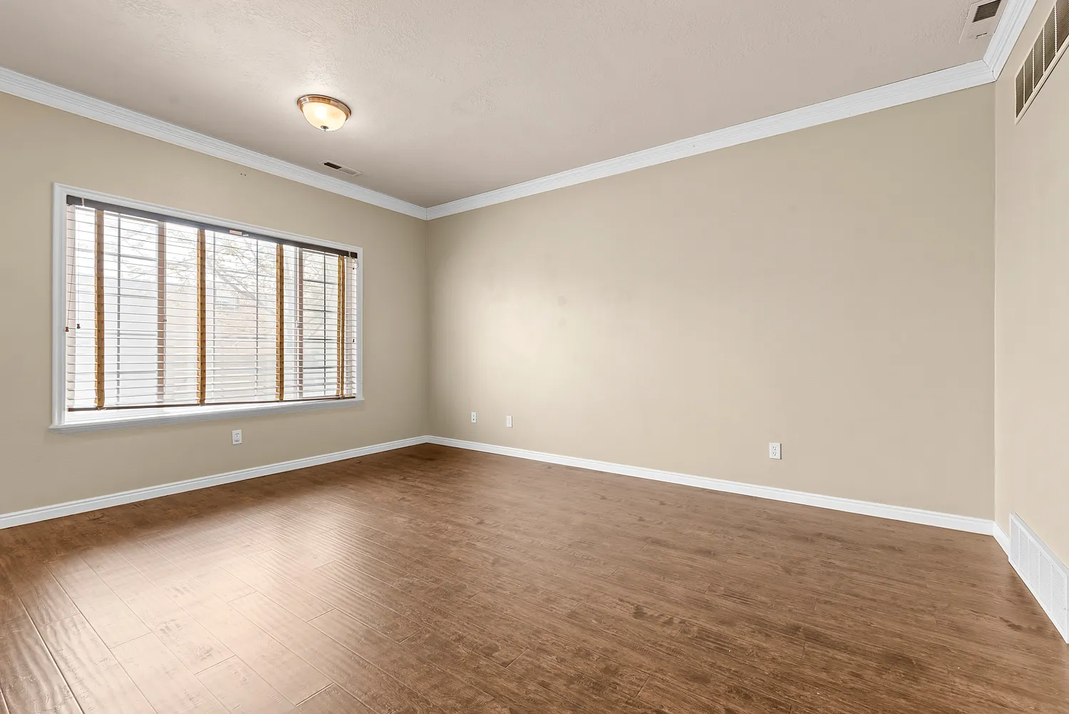 4 bed, 3.5 bath, 2300 sqft, $2,200 — Photo 4