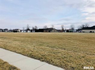 40 Fairground Dr, Elmwood, IL