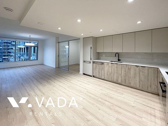 4th image of 755 Harbourside Dr #429