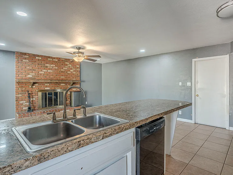 3236 S Kenwood Ln — Photo 15