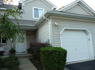 8 Sweet Water Ln, Hamburg, NJ 07419