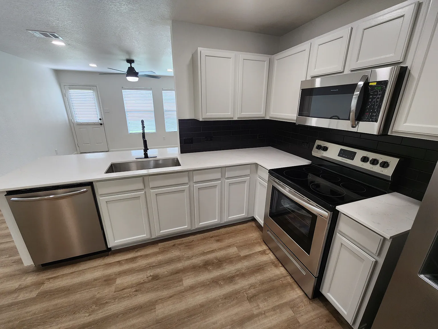 3 bed, 1397 sqft, $1,950 — Photo 2
