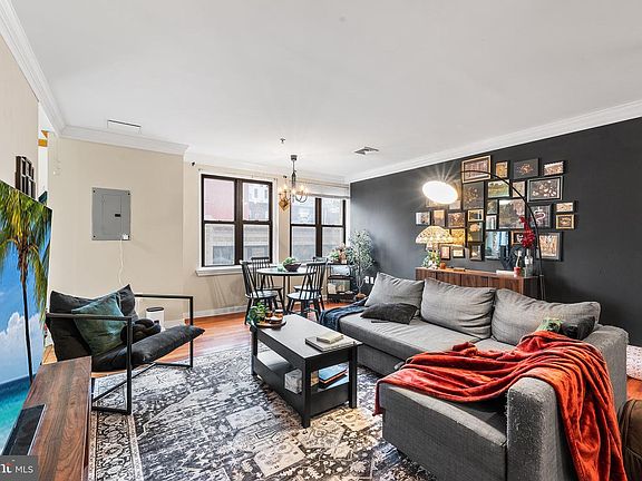 2nd image of 1939 Chestnut St #2D