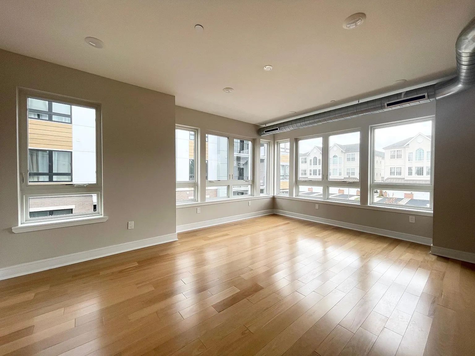 1 bed, 900 sqft, $2,200 — Photo 3
