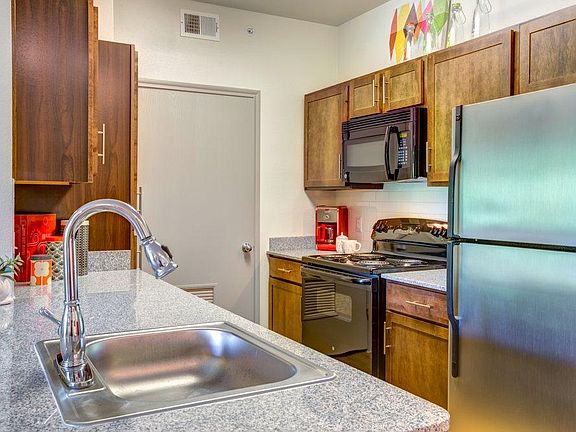 3rd image of 179 E 51st St #2