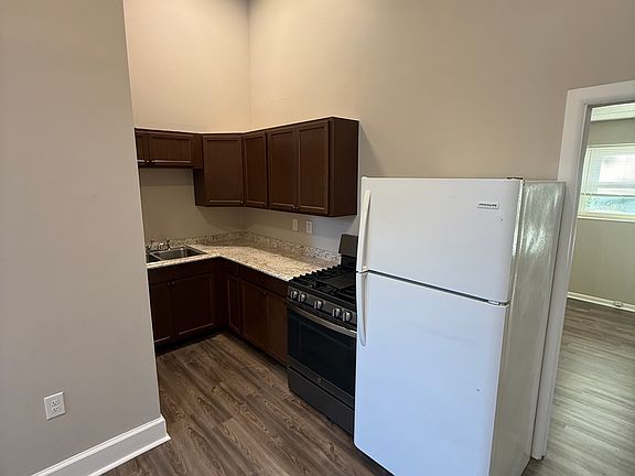 5th image of 145 Ross Ave APT 1