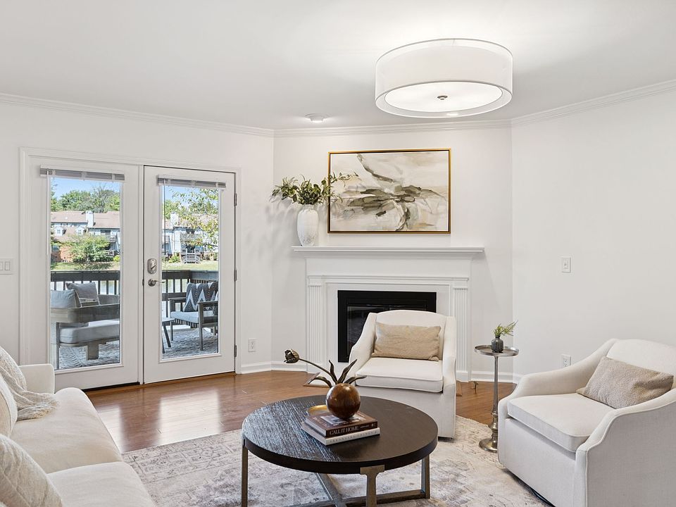 1st image of 124 Hearthstone Manor Cir