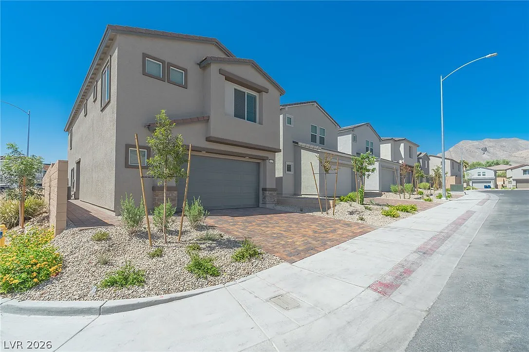 4 bed, 2.5 bath, 2588 sqft, $2,650 — Photo 3