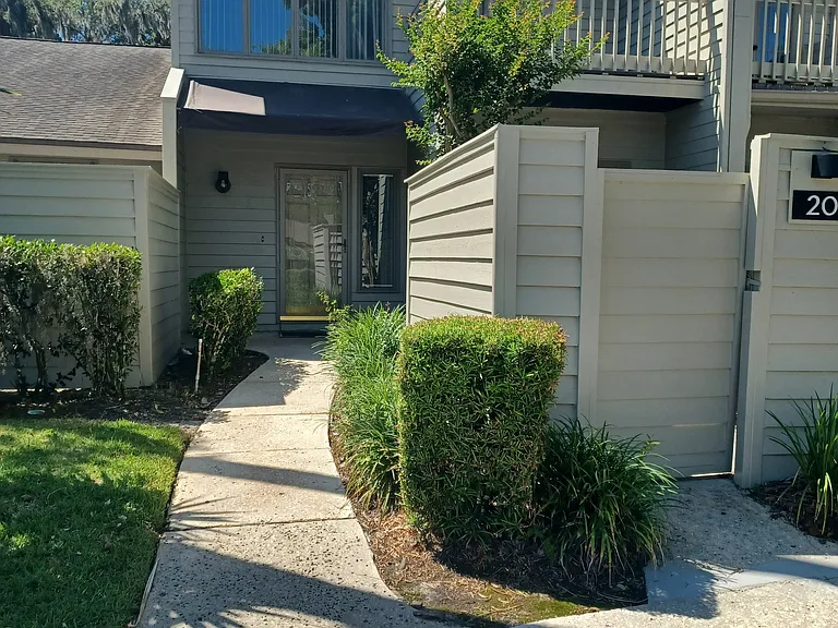 20 Players Club Villas Rd — Photo 1